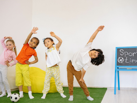Kleinkinder beim Yoga