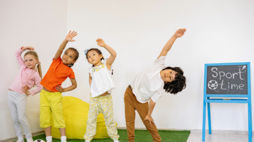 Kleinkinder beim Yoga