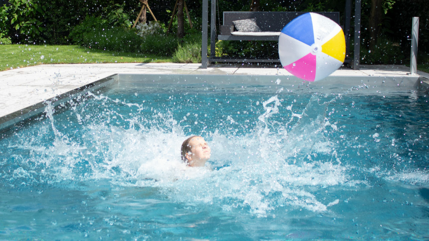 Kind im Pool