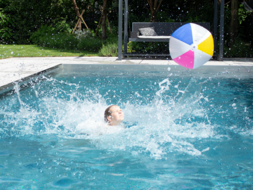 Kind im Pool