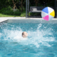 Kind im Pool