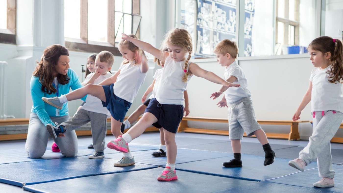 Kleinkinder beim Turnen