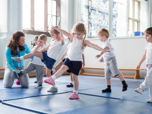 Kleinkinder beim Turnen