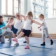 Kleinkinder beim Turnen