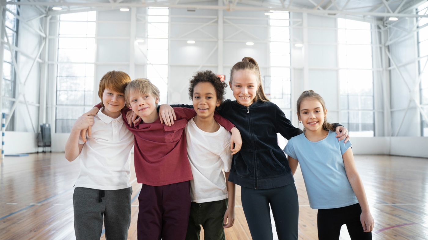 Kinder in Sporthalle