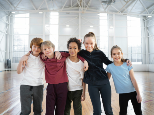 Kinder in Sporthalle